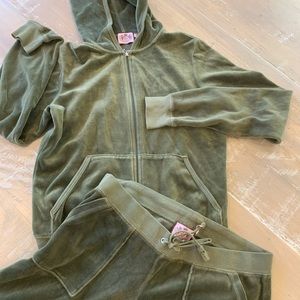 Juicy Couture Track Suit💚velour💚 in great condition!